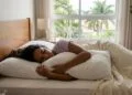 O que significa dormir abraçado com o travesseiro e o que isso revela sobre suas emoções