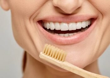 É isso que você não precisa fazer se quiser evitar o desgaste do esmalte dos dentes