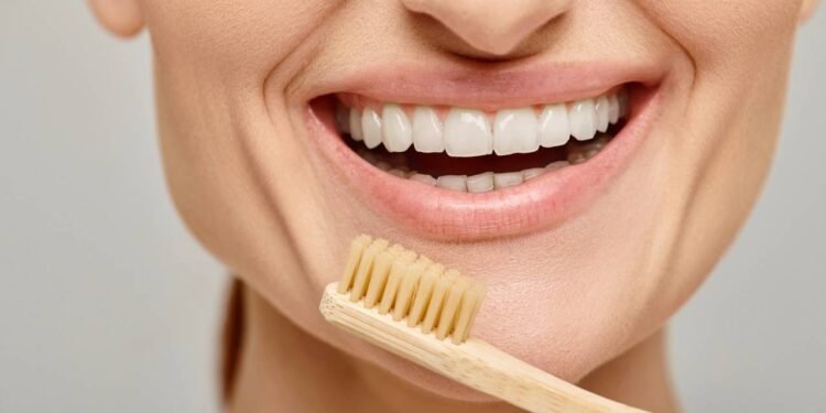 É isso que você não precisa fazer se quiser evitar o desgaste do esmalte dos dentes