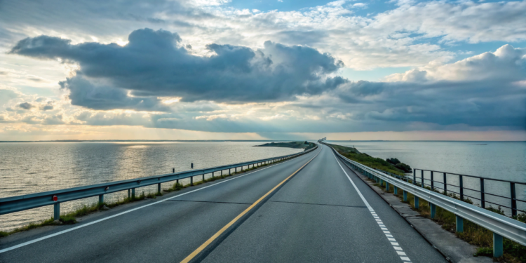 Uma estrada que atravessa o mar por mais de 30 km está chamando atenção na China por desaparecer durante a maré alta