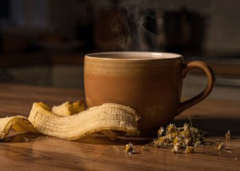 Adicione camomila e isso, e faça a bebida natural que desliga a ansiedade e faz você dormir em minutos