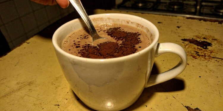 Esqueça a camomila: misturar esse pó escuro no leite morno à noite atua como relaxante natural e ajuda a ter um sono ininterrupto