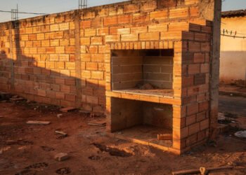 O orçamento real para transformar aquele canto de terra do quintal em uma churrasqueira de tijolos rústicos