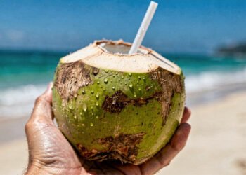 A bebida natural que muita gente toma no calor pode ajudar a hidratar e dar energia ao corpo