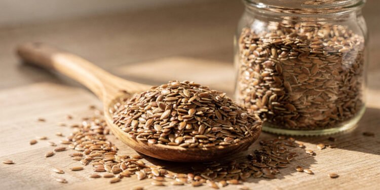 A semente barata que tem mais ômega-3 que o salmão e ajuda a limpar as placas de gordura das artérias