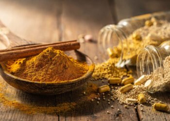 Alerta médico urgente para quem consome canela, gengibre e cúrcuma todos os dias misturados na comida
