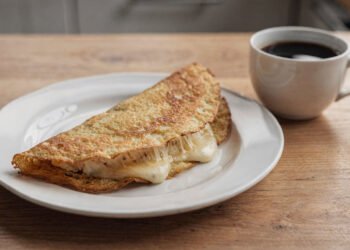 Troquei o pão por essa crepioca de frigideira no café da manhã depois que comecei a evitar glúten: prática e saborosa