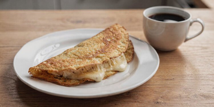 Troquei o pão por essa crepioca de frigideira no café da manhã depois que comecei a evitar glúten: prática e saborosa