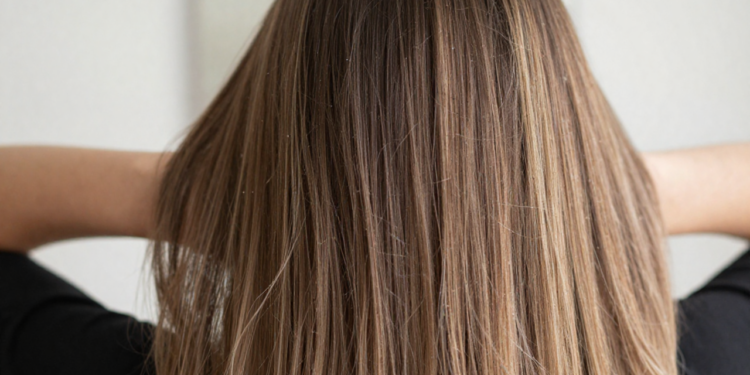 Como recuperar cabelos ressecados após descoloração com uma técnica simples de reconstrução profunda