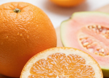 Pouca gente sabe, mas essa fruta barata tem mais vitamina C do que a laranja