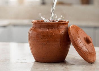 Água corrente e esponja: como limpar corretamente seu filtro de barro