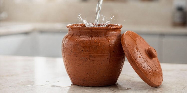 Água corrente e esponja: como limpar corretamente seu filtro de barro