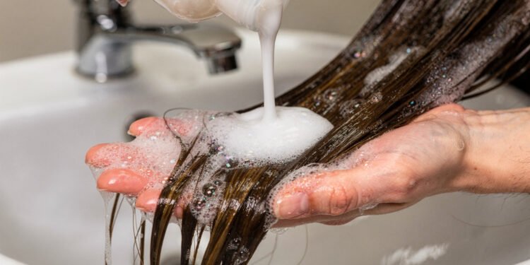 5 shampoos nacionais que ajudam a manter o brilho e a cor do cabelo por mais tempo