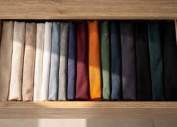 O método inteligente de dobrar as roupas que dobra o espaço na gaveta e evita que as peças amassem