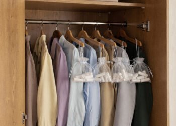 Adeus, mofo no guarda-roupa: o truque do giz de lousa que absorve a umidade antes de estragar suas roupas