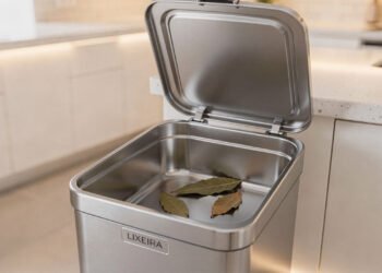 O truque da folha de louro no fundo da lixeira que acaba com o mau cheiro na cozinha e afasta as moscas