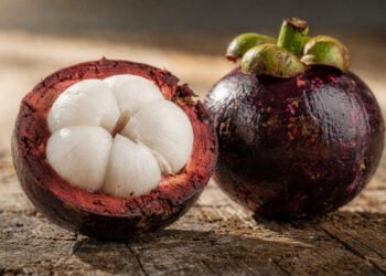 Conhecida como a rainha das frutas, essa fruta exótica chama atenção pelo sabor delicado e pelos antioxidantes naturais