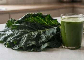 A folha verde que muita gente usa em sucos também pode ser plantada em casa com facilidade