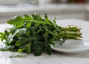 O vegetal amargo comum na feira que funciona como um detergente natural para limpar a gordura do fígado