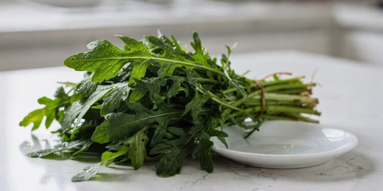 O vegetal amargo comum na feira que funciona como um detergente natural para limpar a gordura do fígado