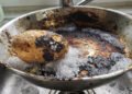 A técnica com sal grosso e meia batata que remove a crosta preta do fundo das panelas