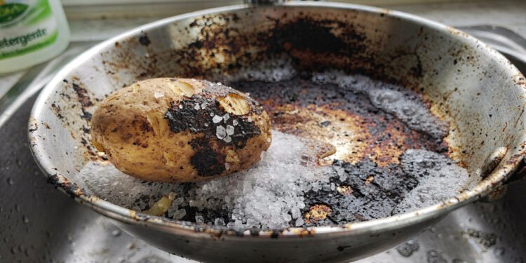 A técnica com sal grosso e meia batata que remove a crosta preta do fundo das panelas
