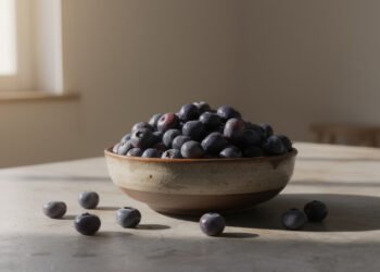 Essa frutinha roxa pode ajudar a proteger o cérebro e muita gente ainda não percebeu