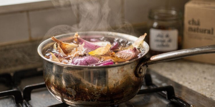 A casca que você joga fora é, na verdade, um potente anti-inflamatório natural para as articulações