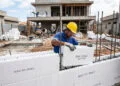 Esqueça o tijolo: as novas casas feitas com blocos gigantes de isopor que reduzem a conta de luz em 50% e suportam tornados