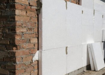 Adeus, ar-condicionado: o revestimento leve que funciona como uma "roupa protetora" para a casa e derruba a temperatura