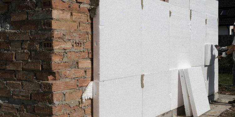 Adeus, ar-condicionado: o revestimento leve que funciona como uma "roupa protetora" para a casa e derruba a temperatura