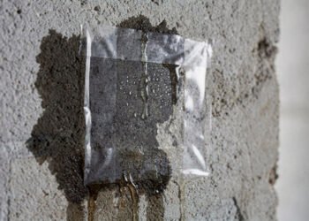 Arquitetos recomendam usar fita adesiva transparente para identificar infiltração em paredes em até 48 horas: como fazer