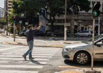 O que significa agradecer quando alguém te deixa atravessar a rua