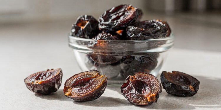 A fruta seca que muita gente usa para ajudar o intestino a voltar ao ritmo natural