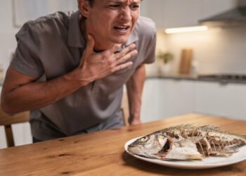 Engasgou com espinha de peixe? Médicos revelam o erro de 1 minuto que destrói a sua garganta e o que fazer