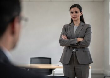 O que significa quando alguém cruza os braços durante uma conversa?