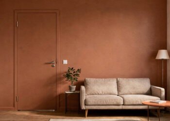 O segredo de pintar a porta da mesma cor da parede para fazer uma sala pequena dobrar de tamanho visualmente