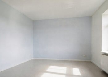 O segredo da cor do teto para fazer um cômodo pequeno parecer muito mais alto e arejado sem quebrar paredes