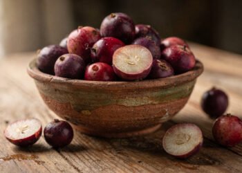 Pouco popular fora do Nordeste, essa fruta refrescante ajuda na hidratação, na saciedade e pode ser plantada no quintal