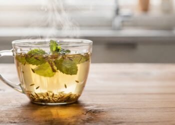 O chá de duas ervas baratas que age como uma vassoura no estômago e acaba com a barriga estufada