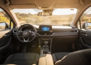 Ligar o ar-condicionado do carro no 22°C economiza combustível e gela a cabine mais rápido que no 18°C, mas só funciona se os vidros ficarem abertos no primeiro minuto