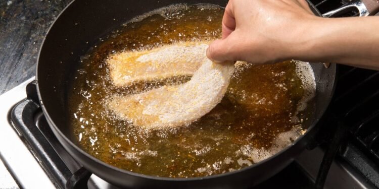 Se você já está acostumado a fritar algo todos os dias, mudar tudo de uma vez pode parecer impossível - Créditos: depositphotos.com / visfineart