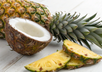 O fruto tropical que hidrata o corpo, ajuda na digestão e contribui para a saúde do coração