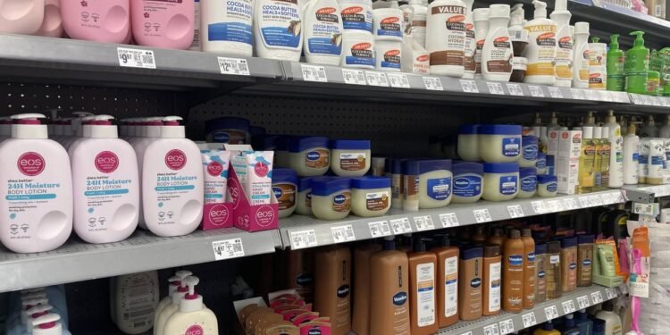 Na prática, um bom hidratante facial é aquele que você aplica e quase esquece que está usando - Créditos: depositphotos.com / madvideos.gmail.com