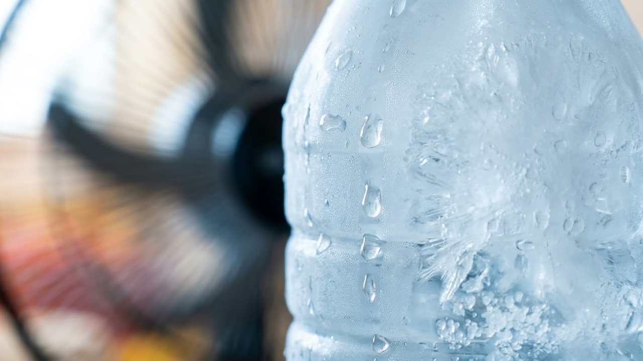 Detalhe macro de gotas de água e gelo em uma garrafa pet.