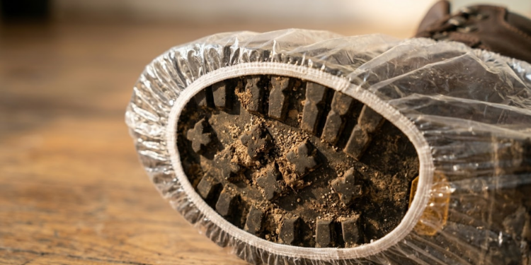 Detalhe macro do elástico da touca vedando a sujeira da sola do sapato.