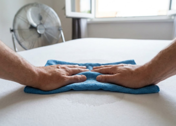 Visão em primeira pessoa secando o colchão com pano de microfibra.