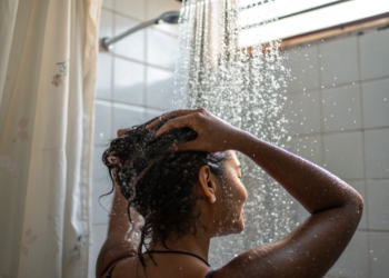 Esses são os impactos que a água muito quente pode ter no seu cabelo