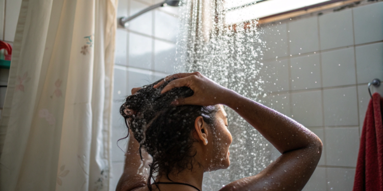 Esses são os impactos que a água muito quente pode ter no seu cabelo