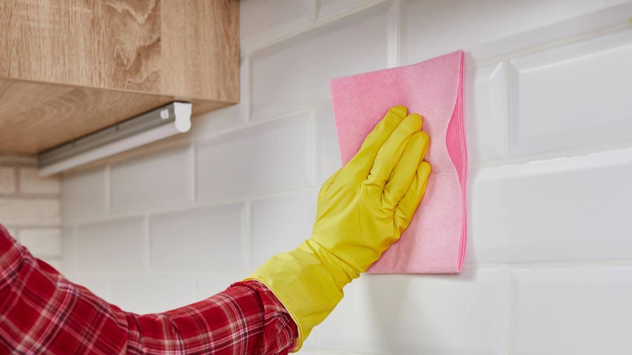 Poucos sabem o método simples para remover manchas de gordura de azulejos da cozinha